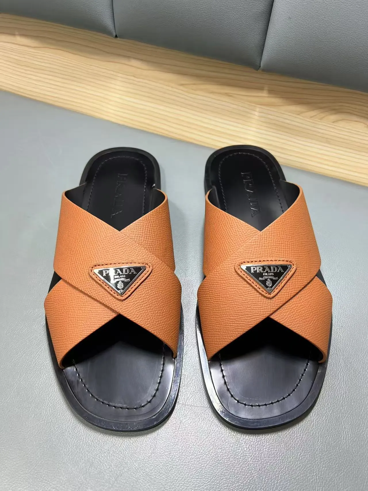 340💰PRADA Prada’s latest slippers are synchronized with the official website. This slipper is made of the brand’s unique and iconic Saffiano leather. The brand logo jumps out from the double straps, and the brand style is clearly visible. Cowhide gives men elegant charm and functional design, making it an ideal choice for vacation and leisure. Size:38-45